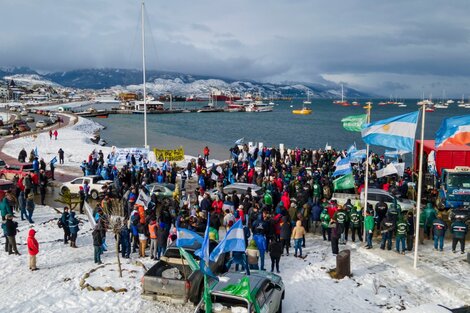 En Tierra del Fuego, los manifestantes se congregaron en Usuhaia a orillas del canal de Beagle. (Fuente: Télam)