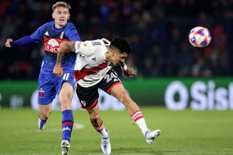 Enzo Pérez, de muy buen primer tiempo, le gana la posición a Colidio (Fuente: Fotobaires)