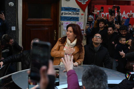 Cristina Kirchner saludó a los militantes que se encontraban en la puerta de su casa. 