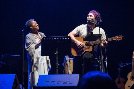 Baca y Barrionuevo cantaron "Yo vengo a ofrecer mi corazón", de Fito Páez.