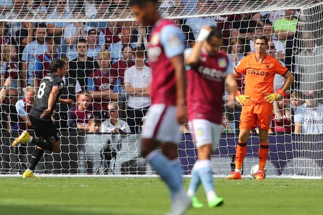 Brazos en jarra, "Dibu" Martínez padece una nueva derrota con Aston Villa