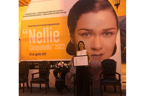 Lein con su premio otorgado por el gobierno de México.