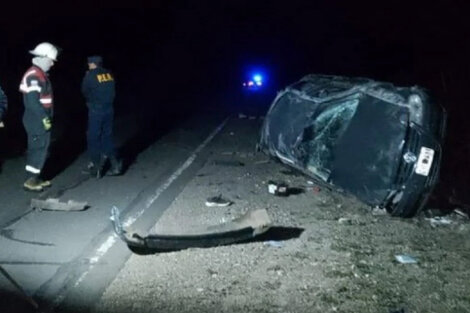 Conducía su auto mientras jugaba a cazar pokemones, volcó y murieron dos personas