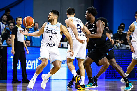 Campazzo juega la pelota en la victoria ante Bahamas. (Fuente: Télam)