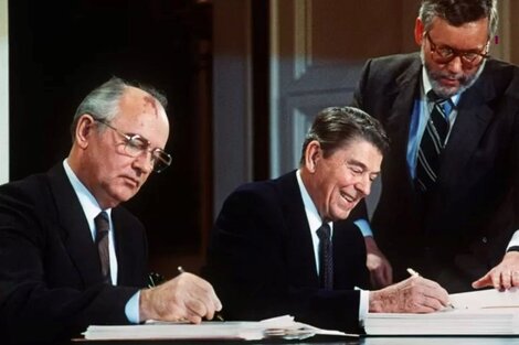 Gorbachov y Reagan firman el Tratado de Washington, que preveía la destrucción de las armas nucleares de corto y medio alcance.  (Foto: AFP)