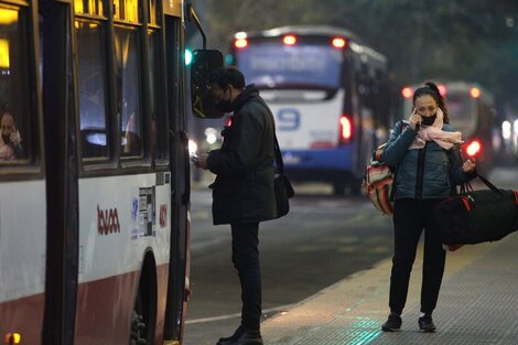 Durante la noche, seguirá suspendido el servicio de más de 100 líneas de colectivos (Foto: NA).