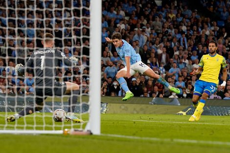 Julián Álvarez ya sacó el remate cruzado para anotar su primer gol en la Premier (Fuente: AFP)