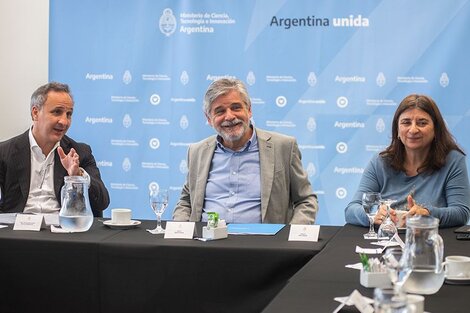 Marcos Bulgheroni, Group CEO de PAE; el ministro Daniel Filmus y Ana Franchi, presidenta del CONICET