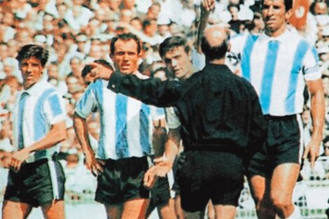 Rattín y la alfombra de la Reina: cuando Isabel II quedó ligada al fútbol