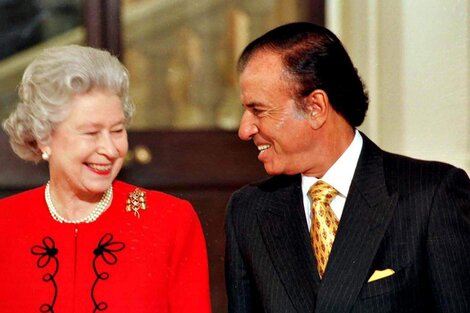 Isabel II junto a Carlos Menem en el Palacio de Buckingham, en 1998. 