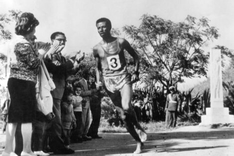 Abebe Bikila corrió descalzo el maratón de los Juegos Olímpicos de Roma el 10 de septiembre de 1960 y lo ganó.