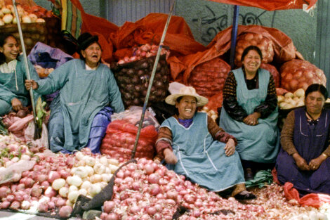 El mercado es el ámbito donde se cruzan los personajes protagónicos.