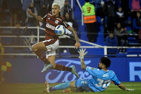 Pedro anota uno de sus tres goles ante Vélez para empezar a sentenciar la serie semifinal (Fuente: AFP)