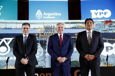 Alberto Fernández, junto a Pablo González (YPF) y Tengku Taufik (Petronas) 