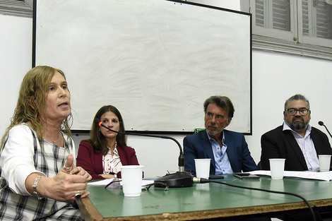 La antropóloga Edith Cámpora en el panel con Iribarren y Erbetta.