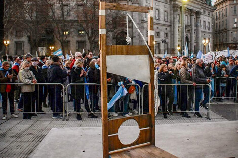 La guillotina exhibida en las marchas opositoras. "El atentado es la cumbre de un proceso", plantea Alejandro Kaufman.