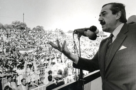 Raúl Alfonsín en un acto político. 