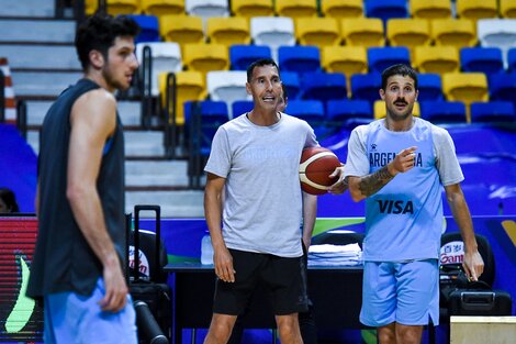 Prigioni comanda uno de los entrenamientos, Laprovittola lo escucha (Fuente: Prensa CAB)