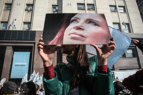 En la Plaza se congregó la gente que llegó para expresar su apoyo y solidaridad con la vicepresidenta (Fuente: Bernardino Avila)