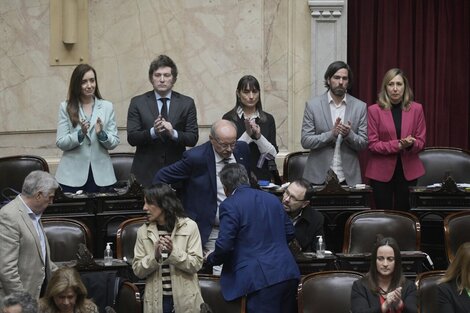 Milei, parado al lado de Del Plá al inicio de la sesión. 