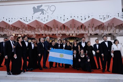 Ricardo Darín, Peter Lanzani y el equipo de "Argentina, 1985" desplegaron en Venecia la bandera y los pañuelos blancos