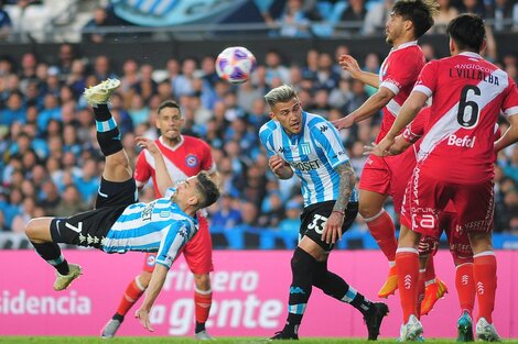 Hauche intentó, sin éxito, un nuevo gol de chilena (Fuente: Fotobaires)