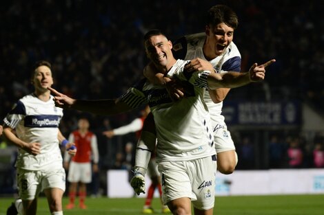 Morales, que anotó el segundo gol, celebra con Domínguez, autor del primer tanto