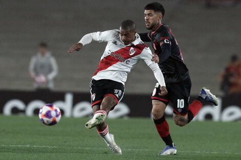 De La Cruz fue el autor del primer gol de River ante Barracas Central (Fuente: AFP)