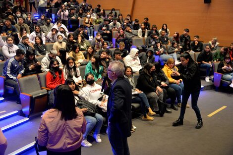 Julio Zamora acompañó a 250 alumnos y alumnas de secundarias locales que visitaron el Teatro Pepe Soriano