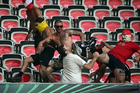 Violentos enfrentamientos entre ultras alemanes y franceses durante un partido de Conference League: 18 heridos, uno en grave estado