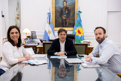 El gobernador Axel Kicillof junto a la presidenta del Instituto de Previsión Social (IPS), Marina Moretti, y al ministro de Hacienda y Finanzas, Pablo López. (Foto: PBA)