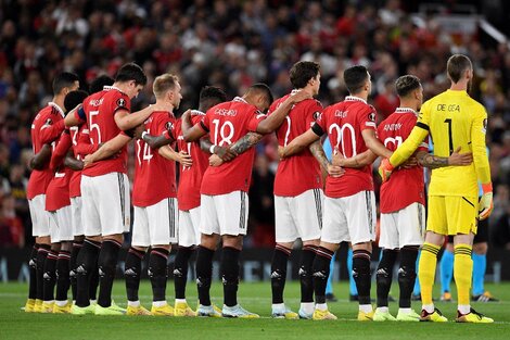 El Manchester United durante el minuto de silencio por su reina en un choque de Europa League