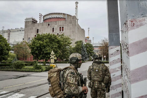 Sodados rusos vigilan la central nuclear de Zaporiyia en Ucrania. (Fuente: EFE)
