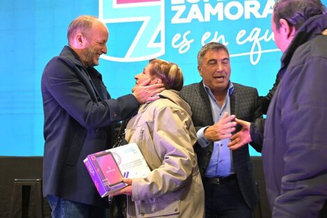 Insaurralde y Ambrosini entregaron tablets de ENACOM a adultos mayores 