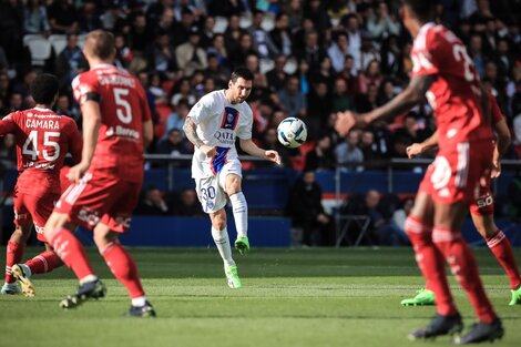 Messi asistió a Neymar para la victoria del PSG, otra vez líder