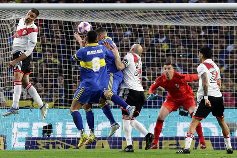 Benedetto se le escapó a Pinola y ya conectó el cabezazo que se convertiría en gol de Boca