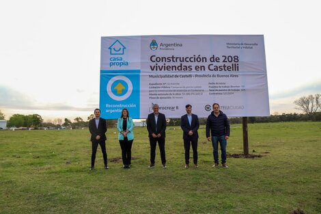 Ferraresi y Echarren, intendente de Castelli, junto a otros funcionarios