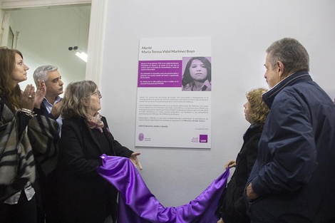 El rector Bartolacci junto a familiares de Marité Vidal en el acto en la sede de Gobierno.