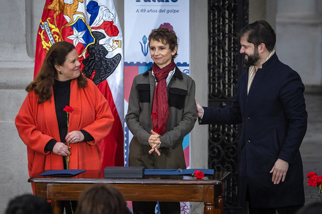 La ministra del Interior, Carolina Tohá, (centro), junto al presidente Gabriel Boric durante el acto en recuerdo por el golpe de Estado / Ministerio del Interior de Chile