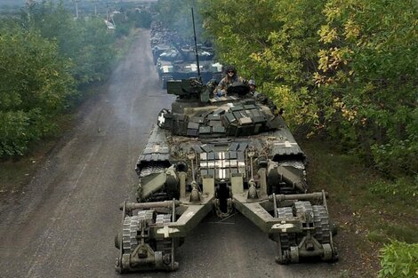 Una columna de blindados ucranianos, el primero equipado con un sistema anti minas, avanzando hacia el este. (Fuente: AFP)
