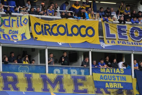 En el palco, Riquelme observa el Superclásico termo en mano