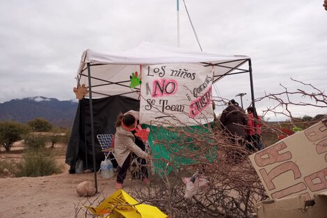 Docente acusado de abuso infantil quedó libre y cortaron la ruta 