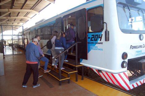 Una de las primeras formaciones que partió este martes por la mañana desde Posadas a Encarnación (Foto: Télam).