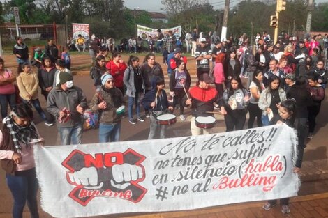 Padres de los alumnos del colegio marcharon contra el bullying (Foto: El Territorio).