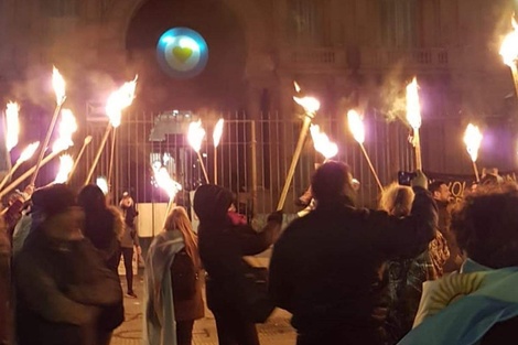 Revolución Federal en acción. La violenta marcha con antorchas y una guillotina a la Casa Rosada.