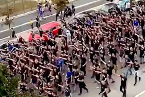 Hinchas del Dina Zagreb, de Croacia, marcharon por las calles de Milán cantanto y haciendo el saludo nazi, antes de entrar a ver el partido, en el estadio San Ciro. (Foto: captura de video)