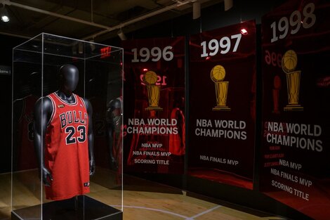 La camiseta fue expuesta públicamente por primera vez en Monterrey (California) antes de ser enviada a Nueva York, donde los aficionados pudieron verla durante la subasta on-line. (Foto: Angela Weiss/AFP)