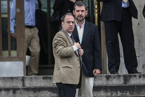 El fiscal Raúl Pleé (con un saco marrón) en los tribunales de Comodoro Py.