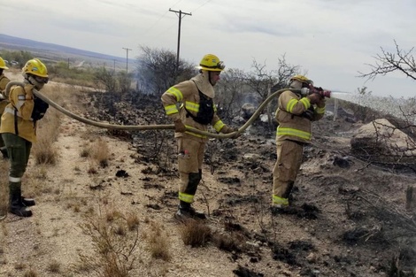 Incendios en Córdoba: el viento complica el combate del fuego en Traslasierra y se evalúa evacuar gente