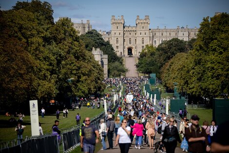 La larga fila para ingresar al Palacio de Windsor.